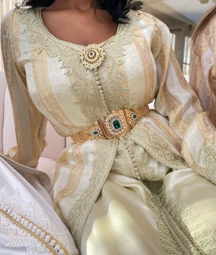 Le caftan 𝑱𝒂𝒘𝒉𝒂𝒓𝒂Caftan luxueux en tissu de soie. Il se caractérise par ses bandes successives accompagnées de motifs floraux. Porté pour diverses cérémonies, il fait partie des caftans les plus populaires au Maroc.