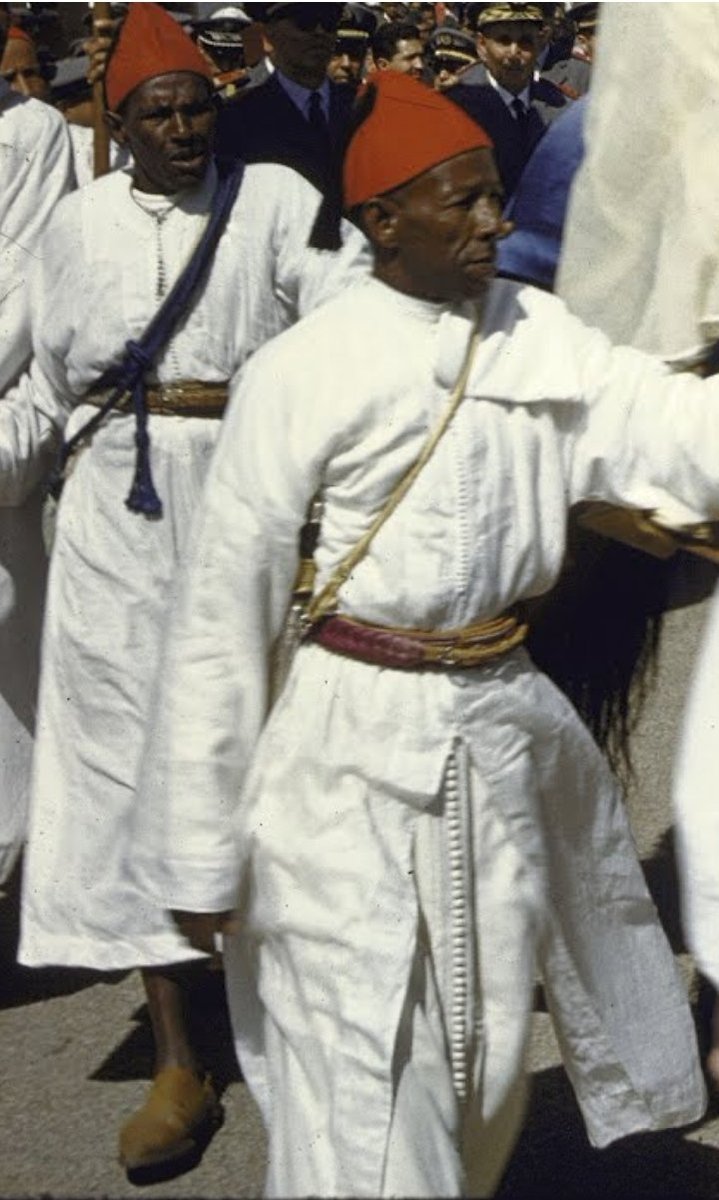Caftan Makhzani []Il désigne le caftan porté par les lettrés et par les hauts fonctionnaires du Makhzen. Il est composé d'un caftan de drap souvent de couleur blanche et d'une étoffe légère et transparente ( appelé Mansouria ou farajiya)