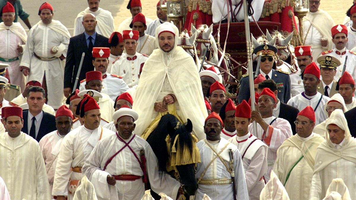 Caftan Makhzani []Il désigne le caftan porté par les lettrés et par les hauts fonctionnaires du Makhzen. Il est composé d'un caftan de drap souvent de couleur blanche et d'une étoffe légère et transparente ( appelé Mansouria ou farajiya)