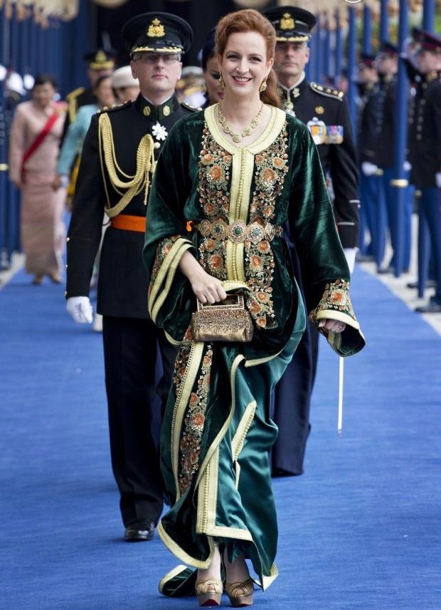 Caftan Makhzani []Le caftan princier, celui des femmes, est portée par la famille royale et se trouve rehaussé d'abondants décors de soutaches, de galons, et coupé dans de luxueux étoffes : velours, brocarts de grand prix etc...