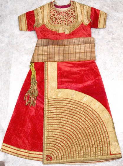 𝑲𝒔𝒘𝒂 𝒍'𝑲𝒃𝒊𝒓𝒂 ( grande robe) Caftan d'apparat de la citadine juive. Il est fait en velours vert ou rouge et brodée aux fils d'or.Il se compose d'un plastron,d'un corselet, de jupons, d'une jupe, d'une ceinture en soie, de manches, d'un foulard et d'une couronne
