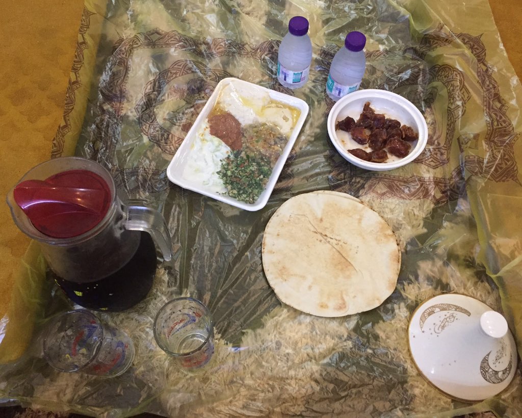 #ممنوع_التجول__25
يا أهل الخير  يا أهل القلوب الحنونة انا في وجهكم 
تكفون وقفتكم لو برتويت احنى عايله متعففه لنا الله ثم انتم نحتاج مونه لرمضان والله ما نملكها ولا نملك شي بالمطبخ اقسم بالله العظيم هذا فطورنا يومياً وأوقات نفطر تمر وماء
كن معي يالله فلا أحد يعلم ما أمر به غيرك