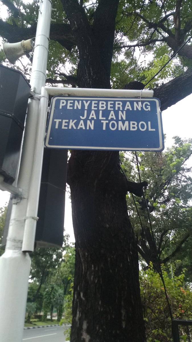 Tekan Tombol jika ingin menyeberang.. xD