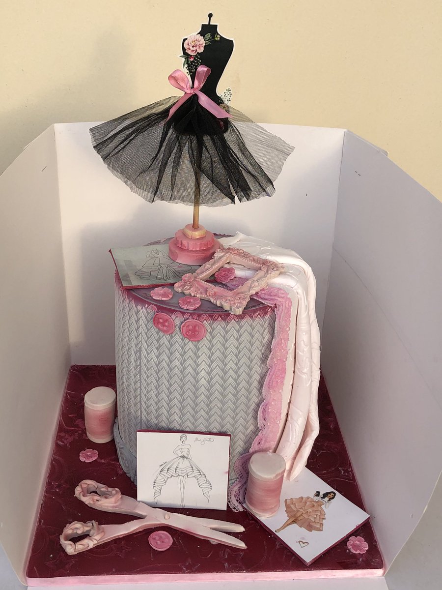 TheCakeChancery's tweet photo. Delivered to Lekki Phase 1, Lagos .
A fashion designer themed cake .
I love the uniqueness and color blending 🥰🥰🥰🥰🥰...
Please help me retweet 🙏🙏🙏 https://t.co/QvtAUI3KYd