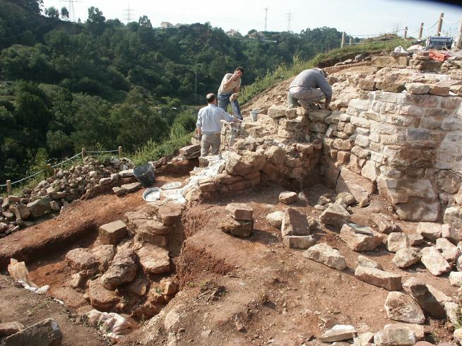 Desde los años 70 se han llevado a cabo expediciones arqueológicas en este peñón pero no ha sido hasta el periodo entre 2007 y 2019 cuando se ha excavado de forma sistemática por parte del equipo de la Universidad de Oviedo. Foto:  https://www.unioviedo.es/arqueologiamedieval/index_archivos/Page830.htm