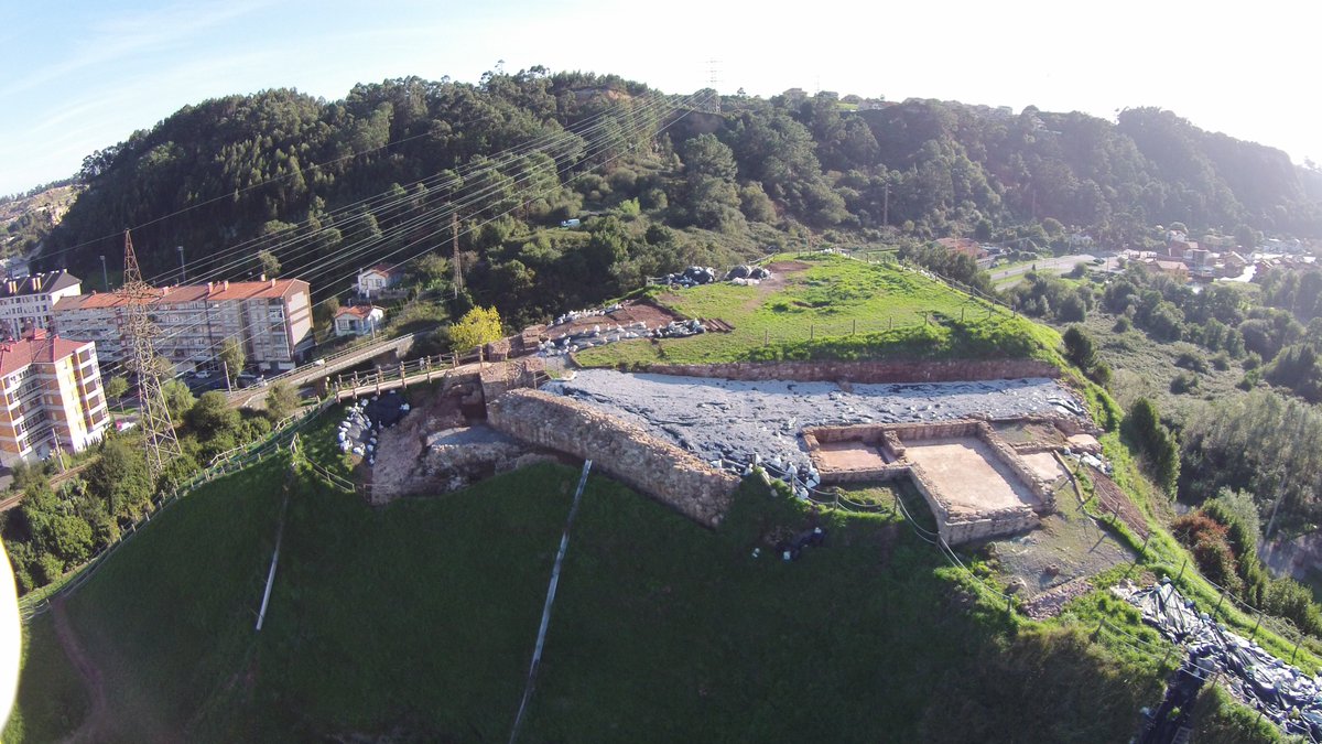  Hay que tener en cuenta que las excavaciones en el Castillo de Gauzón todavía no han concluido y que queda mucho por estudiar y conocer, por lo que la que os voy a presentar aquí es de una hipótesis abierta a ser modificada según próximos hallazgos.