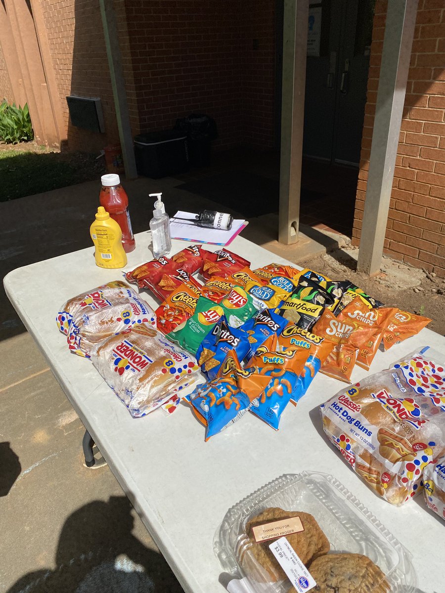 teachmd17's tweet photo. 💪🏾 Grilling it up on a Friday! 💪🏾 We love our teachers at McLendon! Happy Teacher Appreciation Week 🥳🎉🥳 @Kbillingsley9 @DeKalbSchools @DcsdRegion2 #haveityourway #weliketoeat #foodandfun #allweeklong #turkey #beef or #veggie https://t.co/oyvv4KQcJM