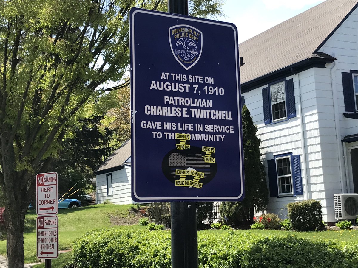 I got a few inquiries regarding this sign at Meigs and Rockingham streets in  #ROC - in particular the use of the thin blue line flag on an official-seeming sign. 1/