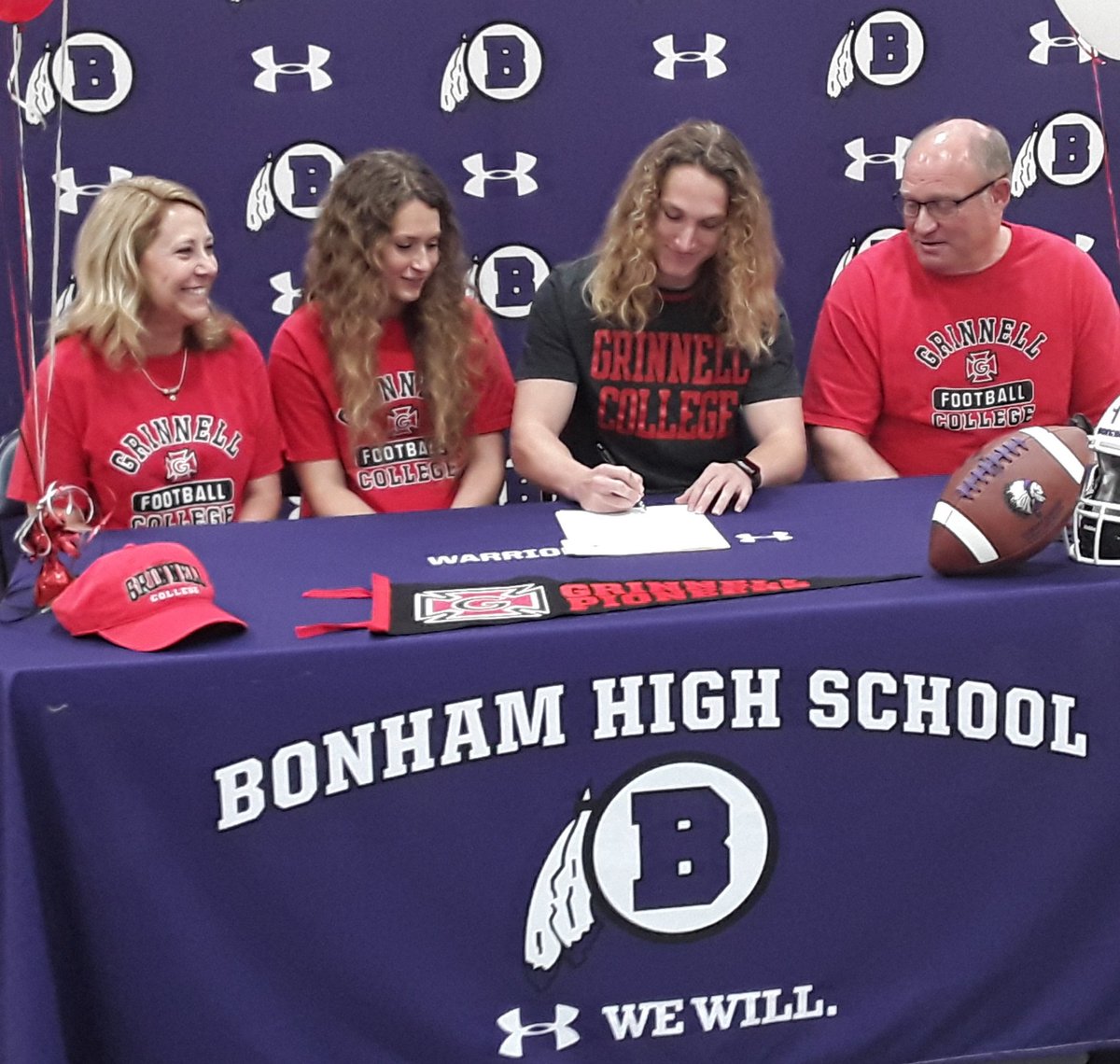@BonhamFootball <a href="/NickRhinehart2/">Nick Rhinehart</a> inks <a href="/GrinnellCollege/">Grinnell College</a> for #football 

<a href="/rrvsports/">RRV Sports</a>