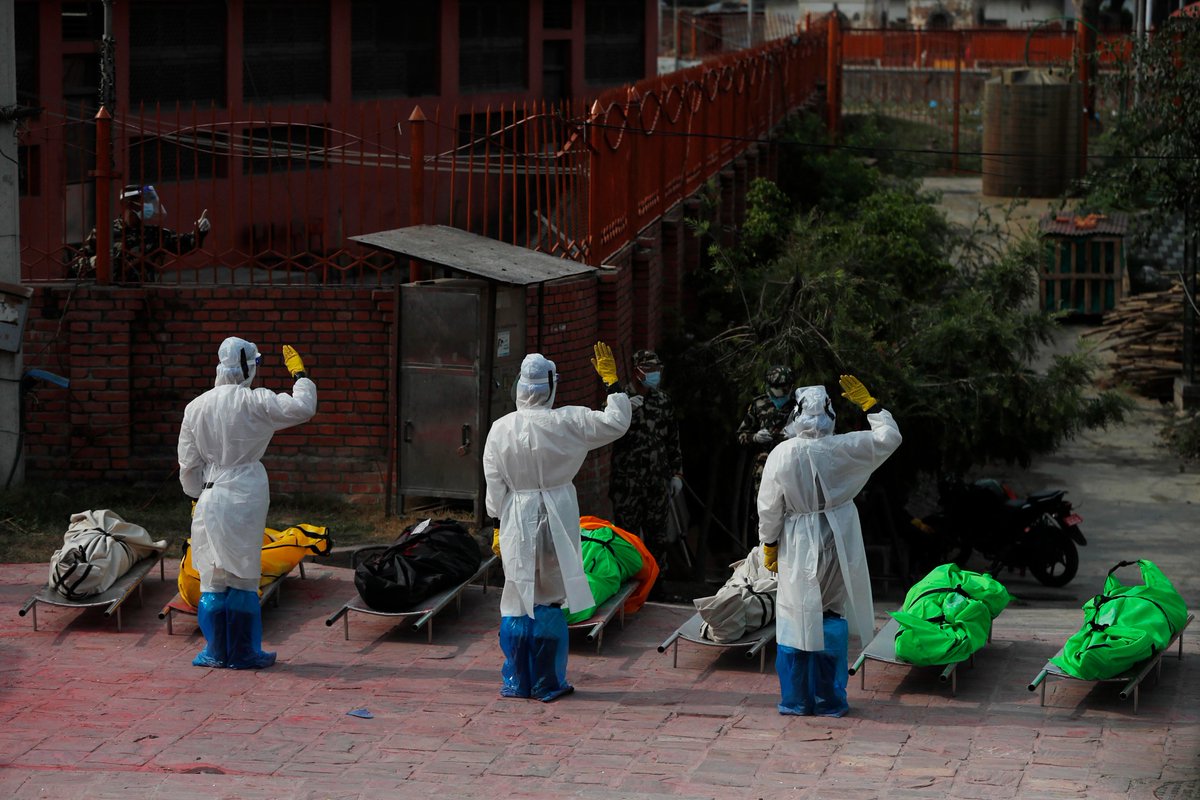 Army personnel in PPE, pay tribute to #COVID19  victims before cremating their bodies near Pashupatinath temple in Kathmandu, #Nepal  on friday. (AP Photo/Niranjan Shrestha) 
Hope Nepal will be wise enough to respond on time!

#Nepalcovid 
#COVIDSecondWave