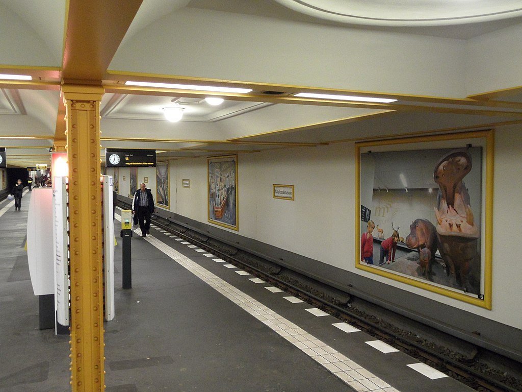SecWer's tweet image. NICHT an Chausseestrasse ist..
Berliner Naturkundemuseum

Bahnhof der U-Bahn schon - unter der Erde (Wikim.)

um 1913/1914 &amp;amp; 1919–1923 nach Plänen
Architekt
Heinrich Jennen
Alfred Grenander
Alfred Fehse gebaut

Strassenbahn OBEN statt U-Bahn zu DDR Zeit
bis min.1. Juli 1990