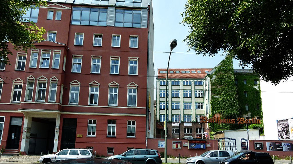 SecWer's tweet image. Zur Entstehungszeit gab es VIELE
Ballhäuser

Eine Legende Ballhaus in Chausseestrasse Berlin-Mitte

Das Angebot HEUTE lt. Website
ballhaus-berlin.de

Bild Re
Chausseestraße 103 und 102 mit 
Ballhaus Berlin
Quelle
1 Wikim.
2 ballhaus-berlin.de/de/cafestube/