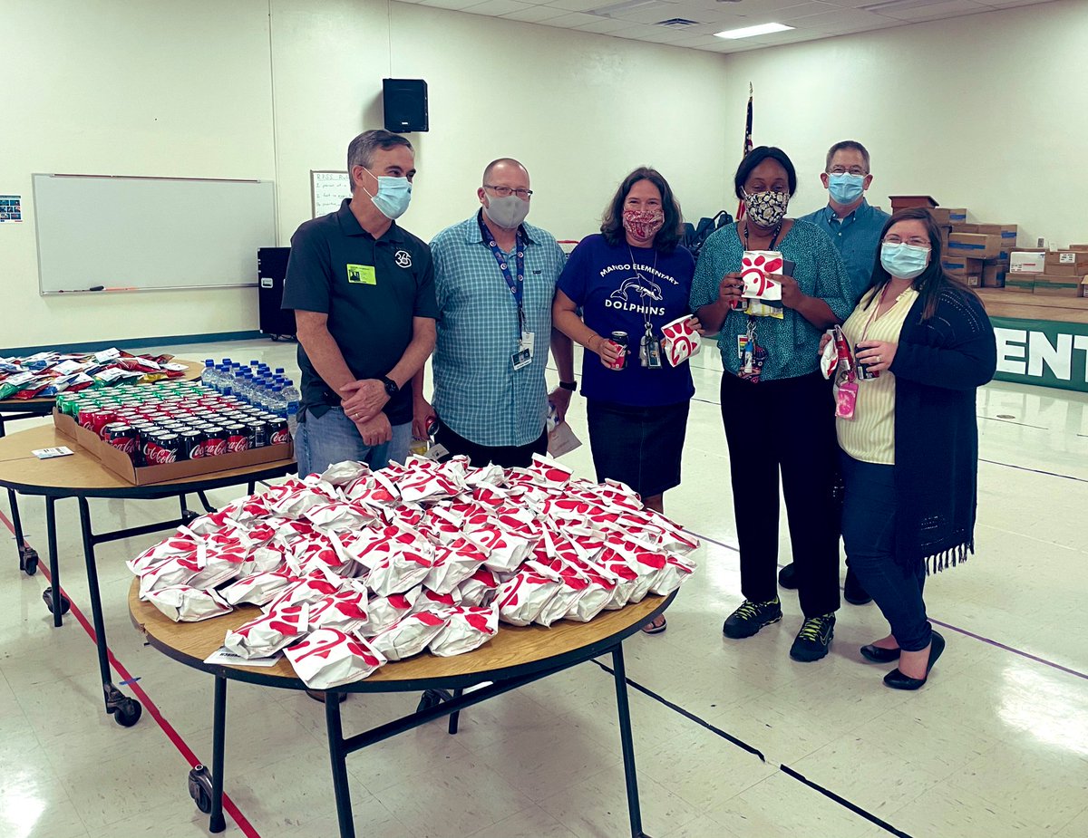 HcpsMango's tweet photo. Thanks to our amazing partners who helped make our staff feel so loved this week❤️. #StaffAppreciationWeek @SuncoastCU @FaceplantDreams @TransformHCPS #MangoPTA #OneMango @HillsboroughSch @CaspersCompany @missionhill_ https://t.co/xWvaAUfkN4