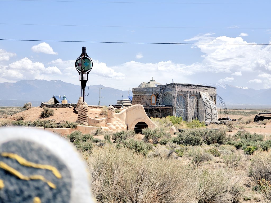Well would you look at that.. Earthships.