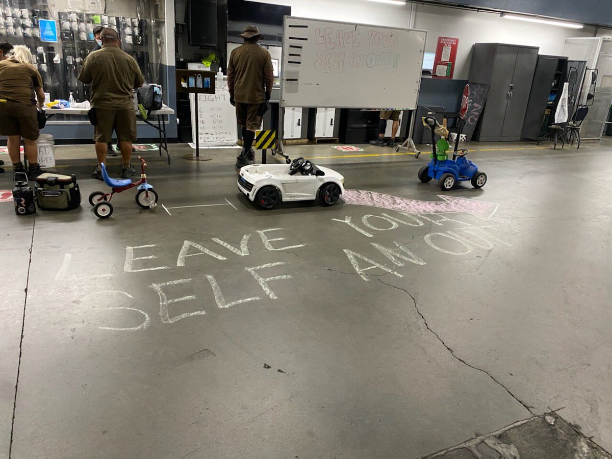 ups_universal's tweet image. **LEAVE YOURSELF AN OUT* ~~Space on all 4 sides, but always in front~~ Universal Safety team driving into a safe Mother’s Day weekend!! 💐🌹🌺