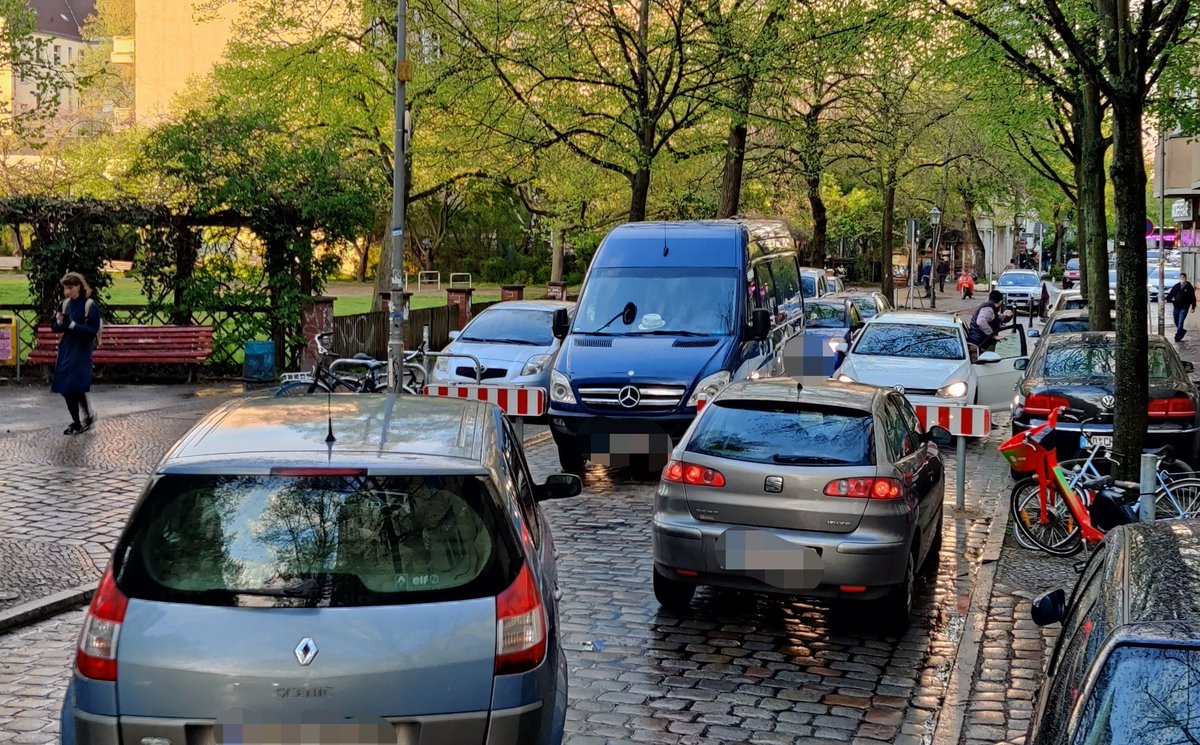 SoWoBerlin's tweet image. Im Bild: Autofahrer die glauben, dass sich Poller öffnen, wenn man hupt. #richardplatz #modalfilter