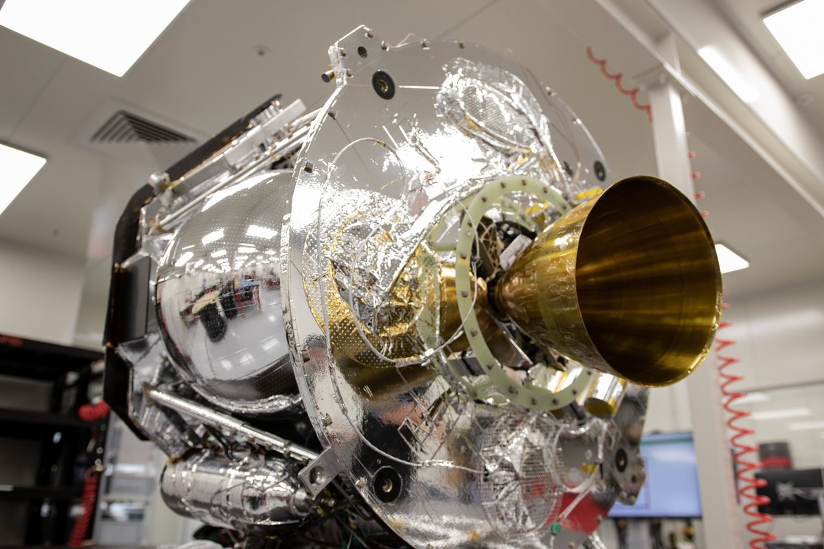 The Interplanetary Photon has an upgraded Curie engine, called the HyperCurie (left nozzle on photo), and bigger propellant tanks. The vehicle has a payload capacity of roughly 40 kilograms and has upgraded solar panels for power generation in deep space!5/9