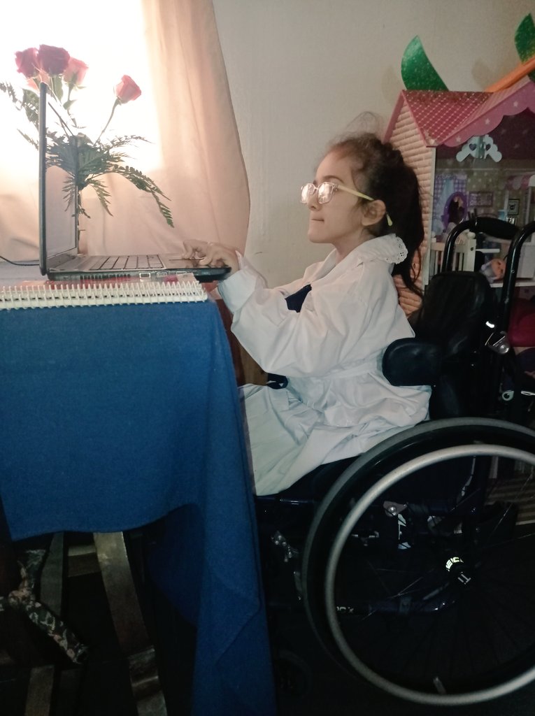 arabelacecilia's tweet image. La elegancia de Aurora en las clases virtuales 😍