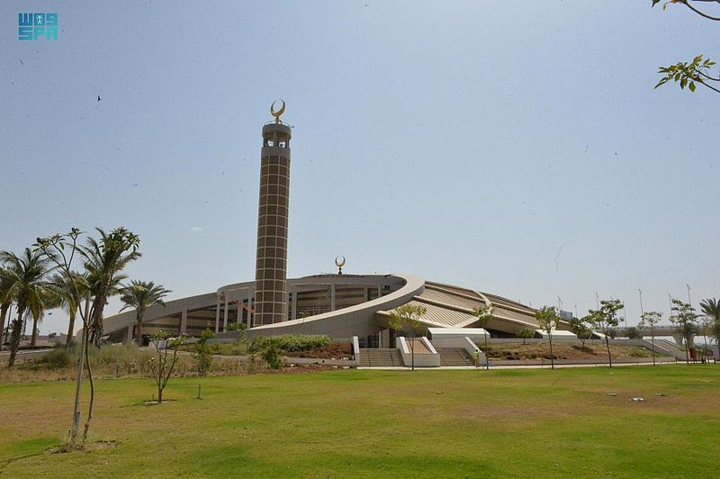 مسجد مطار الملك عبد العزيز تحفة معمارية مستوحاة من التراث الإسلامي.