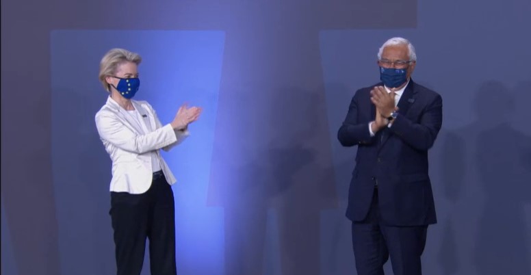 EU_Social's tweet photo. A pivotal moment for #SocialRights in Europe 🇪🇺💙

At #EUSocialSummit21, leaders of @EU_Commission, @Europarl_EN, @2021PortugalEU, social partners &amp; civil society pledged to build a more inclusive, more social Europe in a joint Porto Social Commitment.

👉🏼 https://t.co/2oAORa8hcD https://t.co/KiJ8coho04
