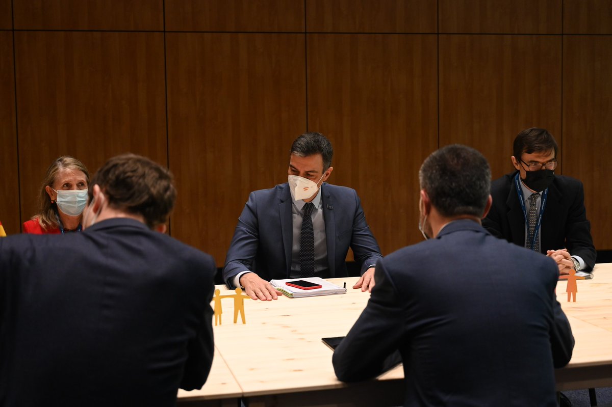 Pedro Sánchez (@sanchezcastejon) on Twitter photo Productiva reunión con el secretario general de la Confederación Europea de Sindicatos, <a href="/VisentiniLuca/">Luca Visentini</a>. Desde el diálogo social, avanzaremos hacia un mercado laboral con empleo estable y de calidad, donde la brecha de género sea cada vez menor y exista igualdad de oportunidades. Productiva reunión con el secretario general de la Confederación Europea de Sindicatos, <a href="/VisentiniLuca/">Luca Visentini</a>. Desde el diálogo social, avanzaremos hacia un mercado laboral con empleo estable y de calidad, donde la brecha de género sea cada vez menor y exista igualdad de oportunidades.