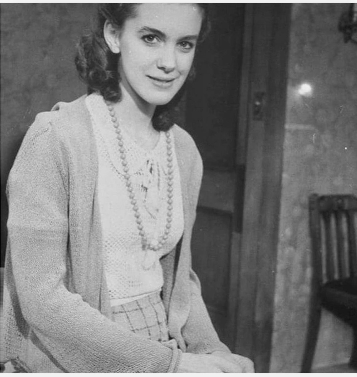 Elizabeth Perkins tweet media