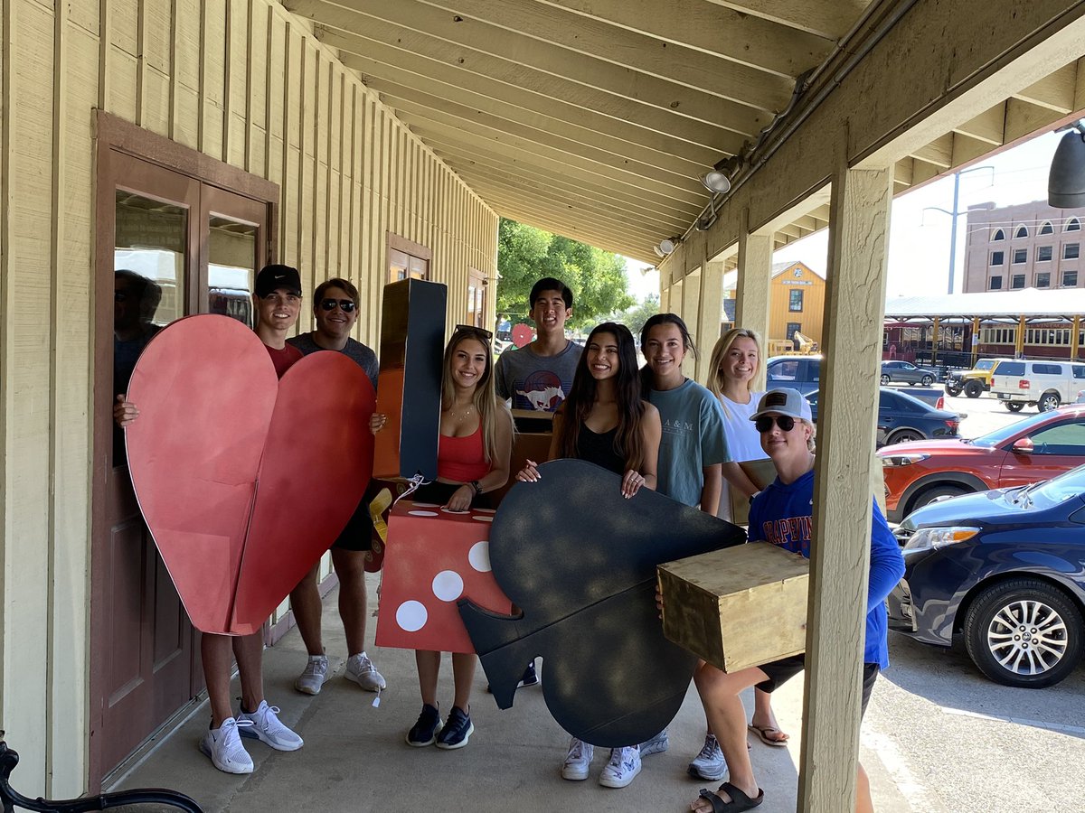 kburkhart_ghs's tweet image. Getting ready for the big night! #ghsxxi #prom2k21 #ghsunity