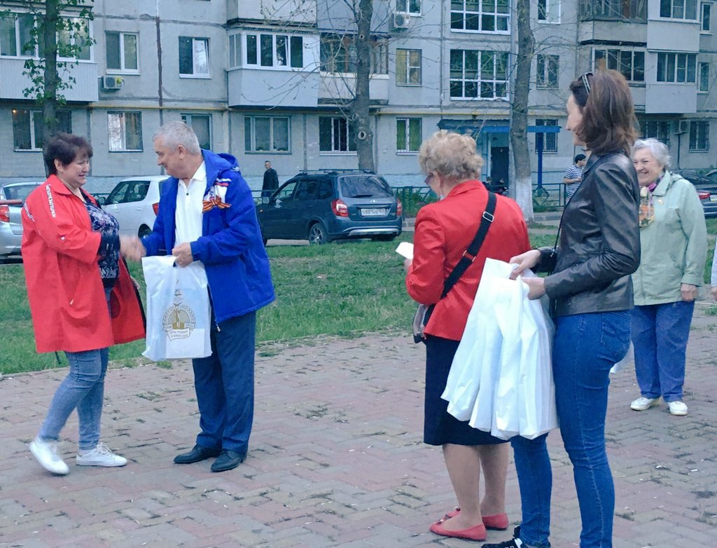 Насыщенный праздничными мероприятиями день, в канун дня Победы, для жителей 10мкр. закончился вечерним показом художественного фильма "В бой идут одни старики". Мероприятие организовано Советом ТОС "Шипка" совместно с деп.Губерн Думы Воропаевым В.А. <a href="/promadm/">Promadm.samara</a>  @Semenov_A_S