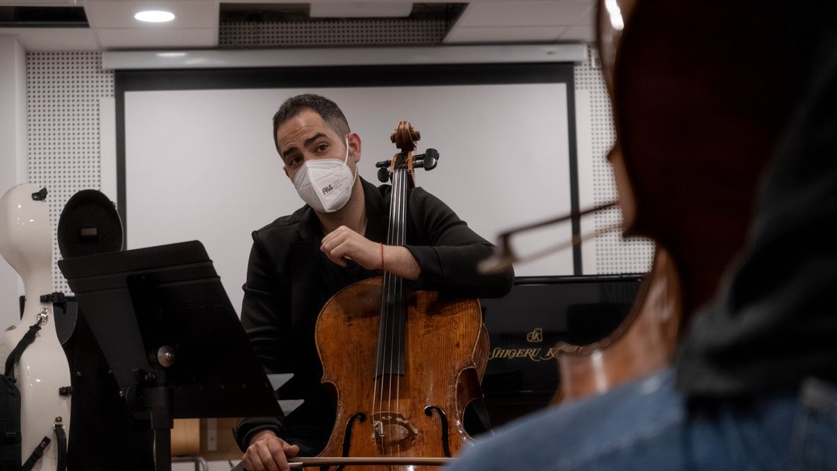¡Este fin de semana, el #VioloncelloFestival inunda las aulas de Musical Arts Madrid!

Guillermo Pastrana, nuestro profesor residente, recibe a sus alumnos con energía y dedicación 💪