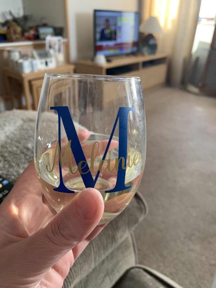Got the Friday feels and it’s #sauvignonblancday so would be rude not to!