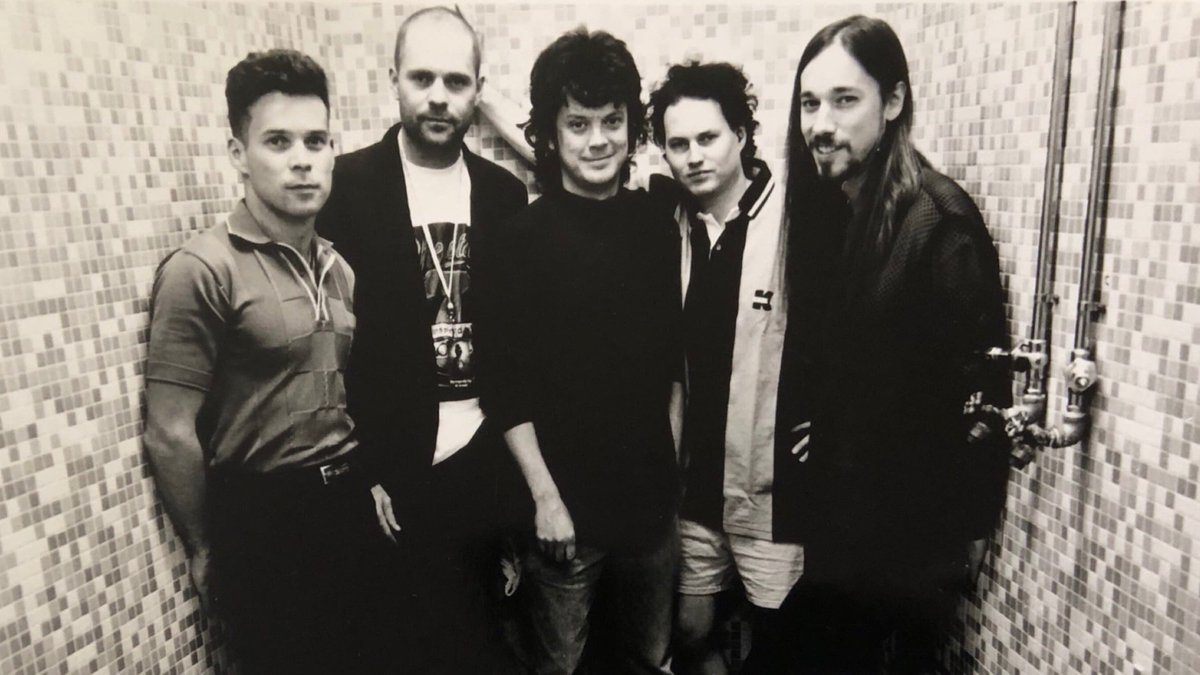 On this day 25 years ago, we released Trouble at the Henhouse! Reply to this tweet and tell us your favourite tune from the album.

Here’s a photo of us taken by <a href="/clemensrikken/">clemens rikken</a> in 1996!