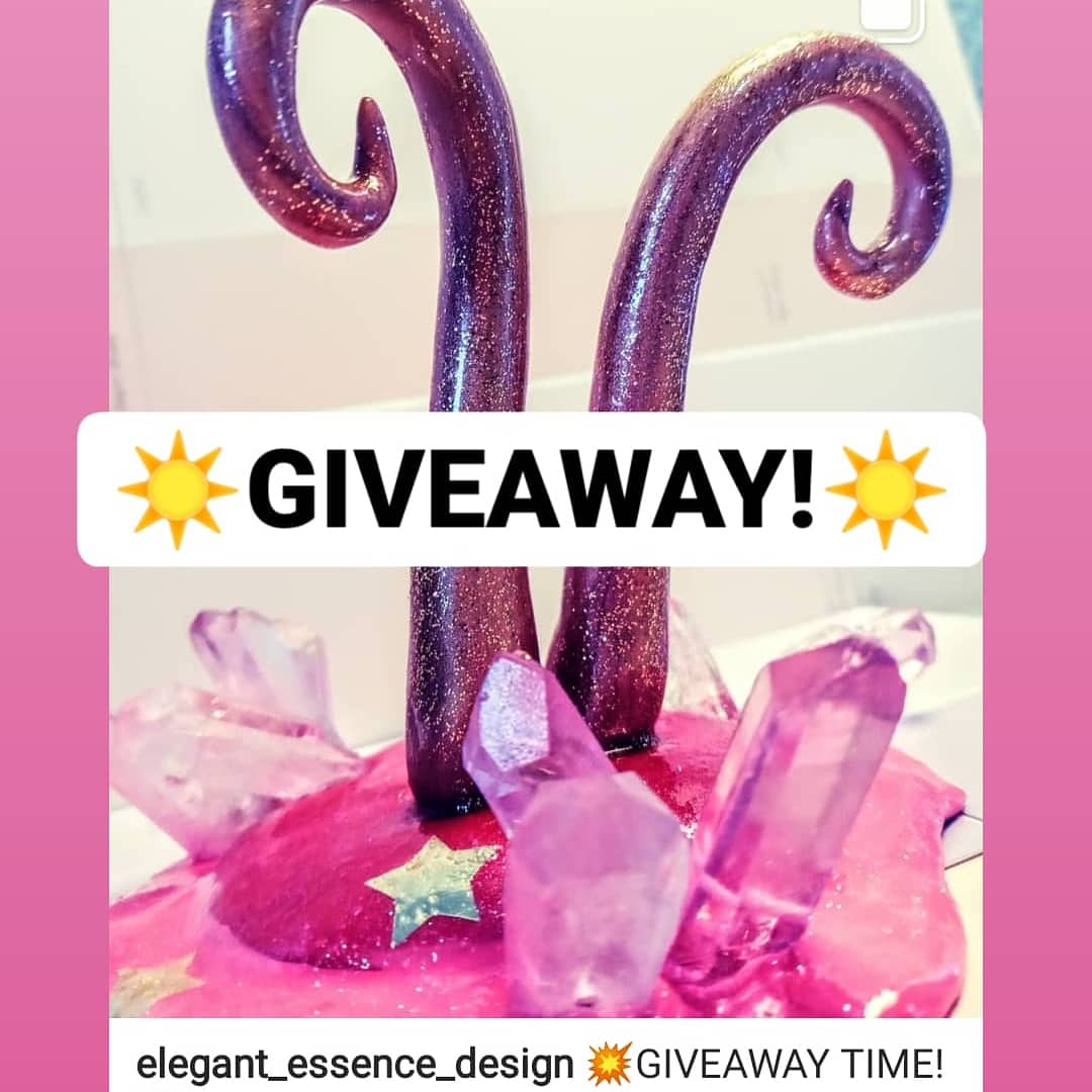 essence_elegant's tweet image. If we can reach 250 followers, we are going to give away this custom handmade earring holder and pair of Octo-Pod earrings FREE!🐙
PLEASE follow all of the rules to enter the giveaway! 

1.) You must be following us!
2.) Retweet this Post! 
3.) TAG A FRIEND!