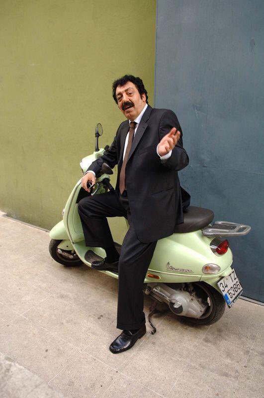 Dünyada “Father of Arabesque” Türkiye’de “Müslüm Baba” olarak tanınan Müslüm Gürses, 7 Mayıs 1953 tarihinde Şanlıurfa’ da dünyaya geldi.
#MüslümGürses #MüslümBaba