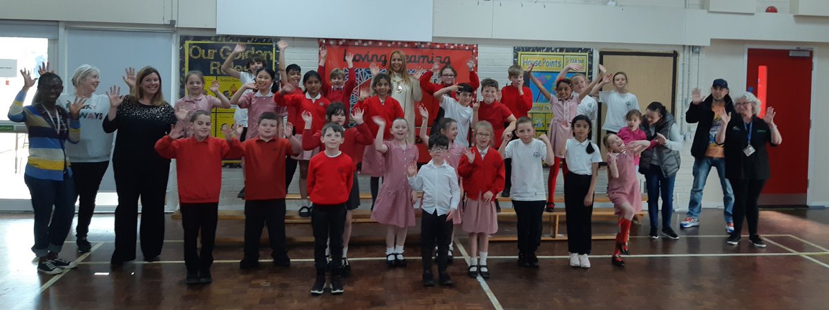 We had a lovely surprise when our Lord Mayor Anna Rothery popped into sch as we rehearsed our signed song for Peace Proms Spring project. We asked lots of questions and she signed our song with us . Watch this space 
#DeafAwarenessWeek2021 
@CllrAnnaRothery