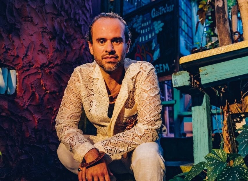 .<a href="/marcelojeneci/">Marcelo Jeneci</a> convoca cores e sabores do Brasil para o clipe de "Vem Vem" papelpop.com/2021/05/marcel…