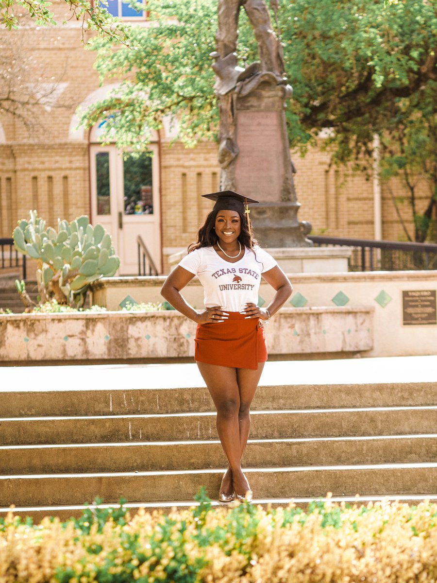 blissfulblac's tweet image. When the street lights came on I was inside! Now I’m DEGREED UP ✅  GROWN ✅
 &amp;amp; OUTSIIDEE 🥂

•
•
•
•

B.S Public Relations, Digital Media concentration and Sociology minor ✅
____________________________
#gradszn #BlackGirlMagic #BlackGrad #FirstGeneration #BlackLivesMatter