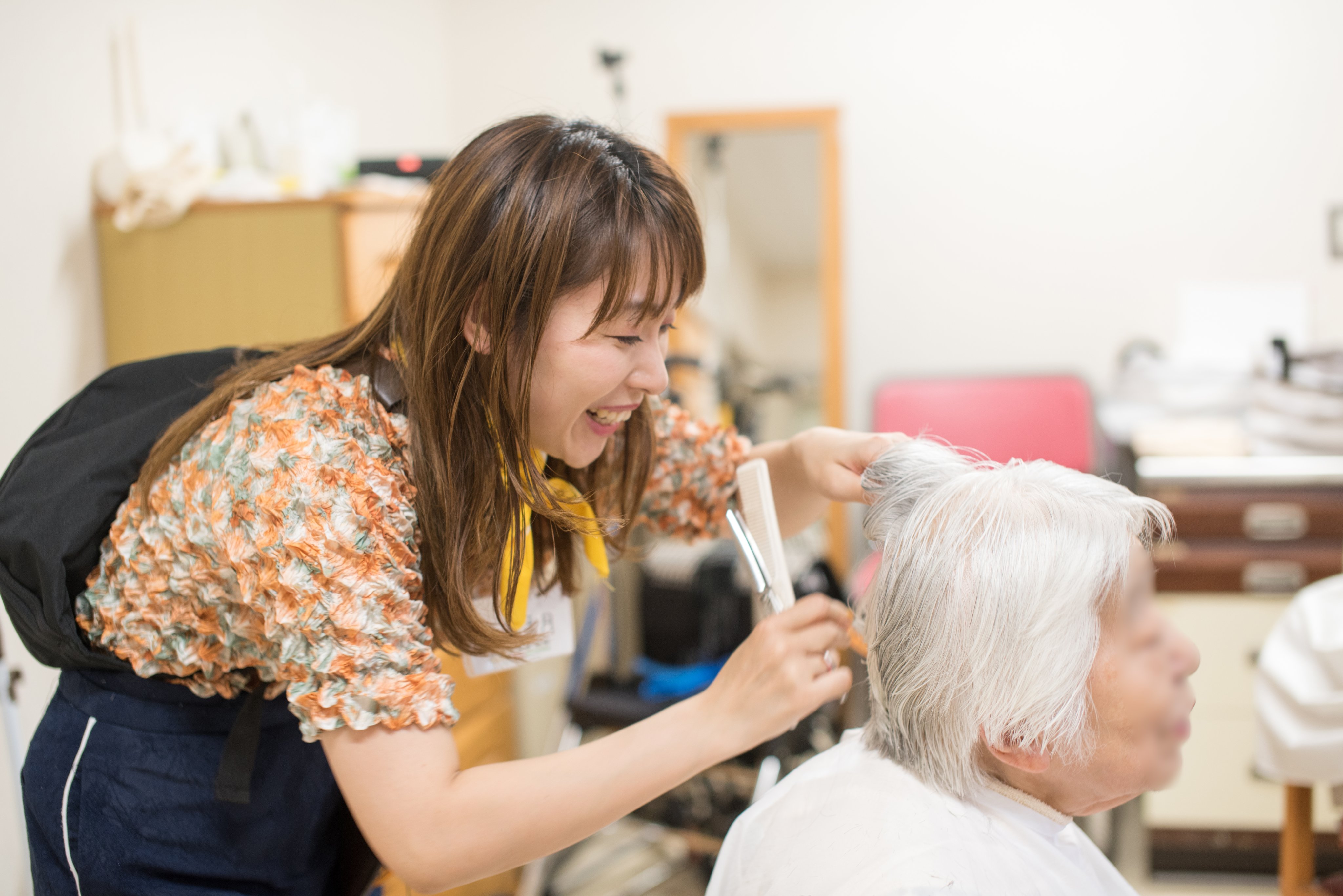تويتر 介護美容研究所 على تويتر 過去photo 駒場苑さんのご利用者様をカットさせていただきました 美容室へ行きたく ても行けない方の元へ 訪問美容師がお伺いしカットやカラー パーマなどさせていただきます 介護美容 介護 訪問美容 訪問美容師 介護