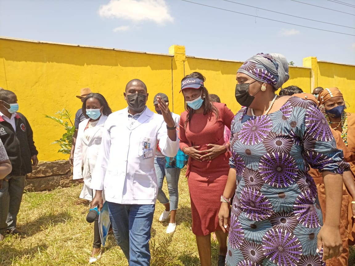 Mwaikibaki_hosp's tweet photo. Nyeri Deputy Governor @DGCarolKarugu Kickstarts the medical camp at Nyakinyua School, Witemere slums where breast, cervical, prostate, spine and joint screenings are ongoing.
Other services such as eye, diabetes, Hypertension, dental and mental checkups are also available. https://t.co/B9AmXE5K7Q