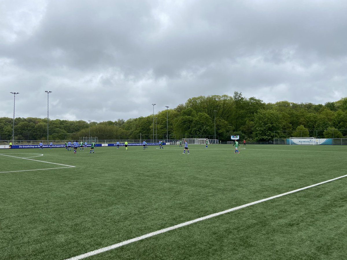 hmostendorp's tweet photo. Hoofd leeg maken langs de lijn bij de jeugdopleiding van @DeGraafschap. Dan deren regen en wind niet. Opstaan en weer doorgaan! #SamenD’ran! #talenten @DeGraafschapJO https://t.co/s39nkex6yC