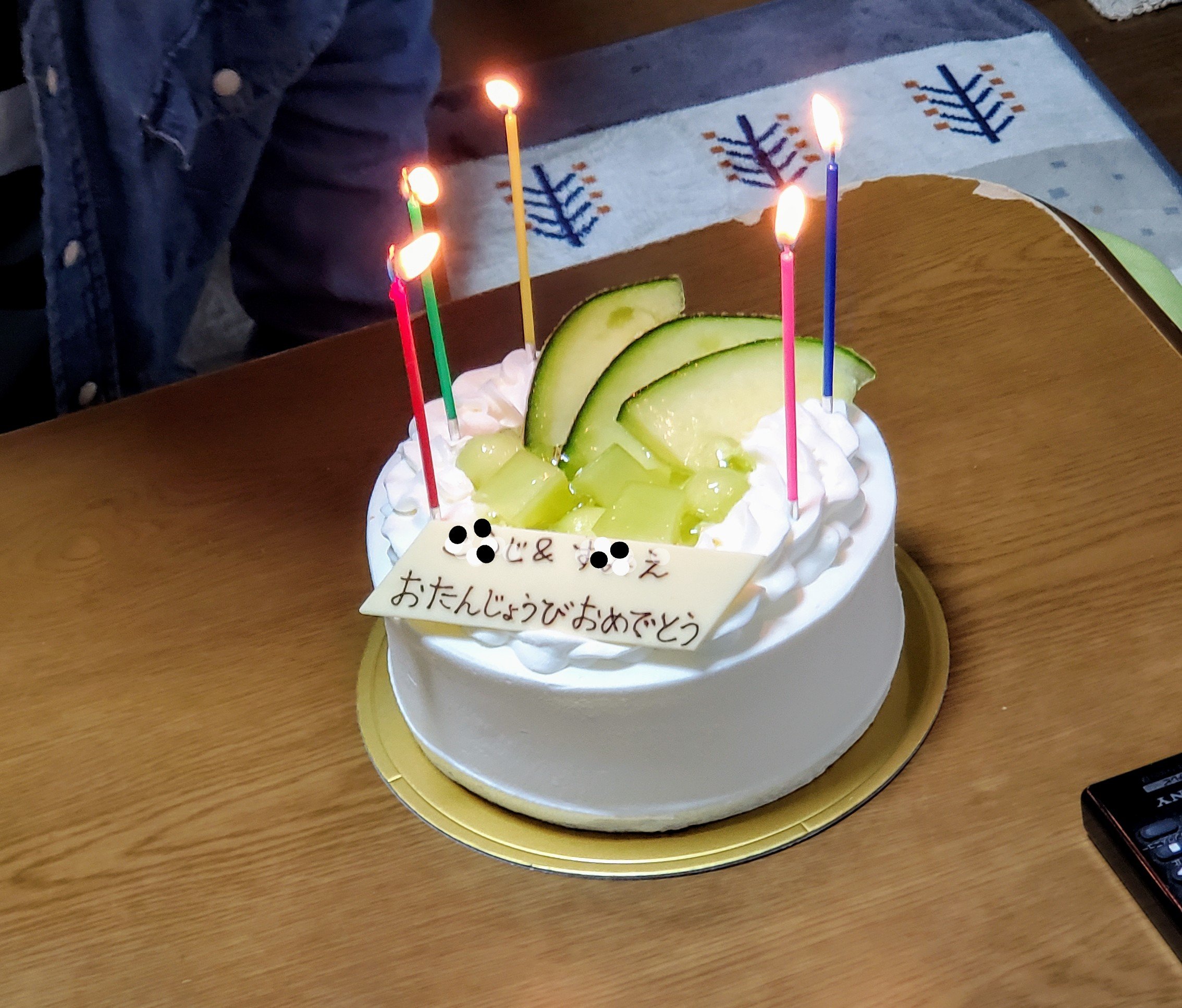 門後明里 Booth通販中 妹夫婦がケーキを持ってきて遊びに来たのだけど 誕生日が近いからと妹は旦那と母の誕生日ケーキ を一個で済ませようとして じ 旦那 え 母 たんじょうびおめでとう のプレートの付いたケーキを持ってきた お前 まだ