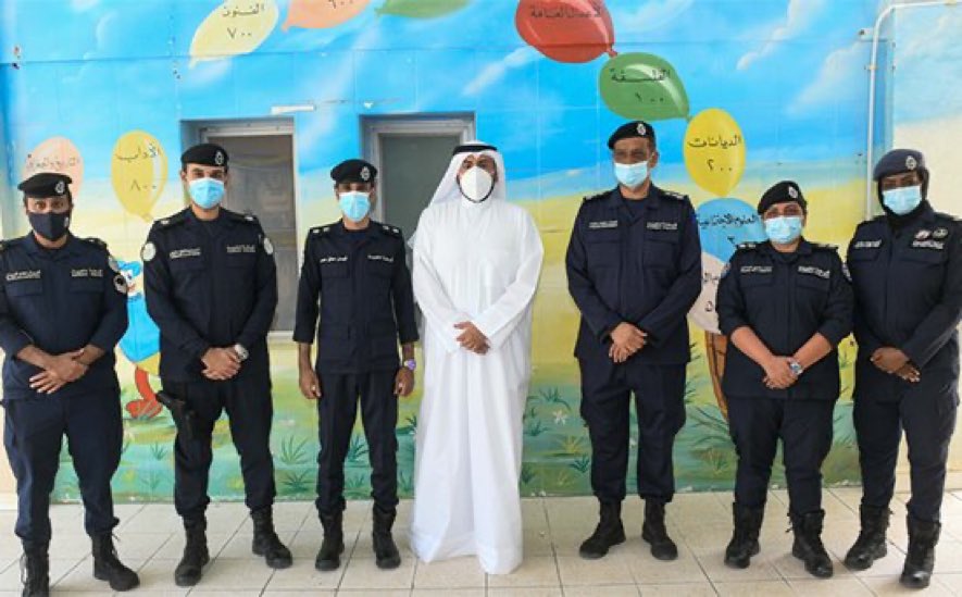 karim_a84's tweet photo. وزير الصحة د.باسل الصباح  خلال تفقده اللجان الانتخابية في الخامسة : العملية الانتخابية تسير بشكل ممتاز ومنظم

27 مدرسة تم تخصيصها لاستقبال ناخبي الخامسة في التكميلية ومنها المدرسة الرئيسية لمرضى كوفيد-19

عدد العاملين من أطباء وفنيين وطواقم طبية يتجاوز الـ200 و 14 سيارة إسعاف https://t.co/AZPdLYskhP