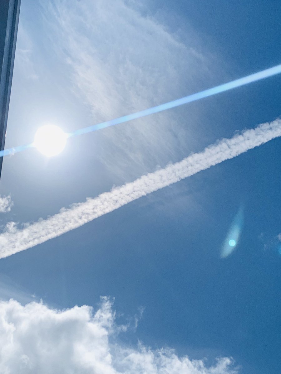 trailsofthesky's tweet photo. After 3 days of heavy rain and high wind the sky finally clears to reveal even thicker and closer #chemtrails
#blockingoutthesun
#geogenocide
#weatherengineering
#HAARP https://t.co/75tpuCa3Rc
