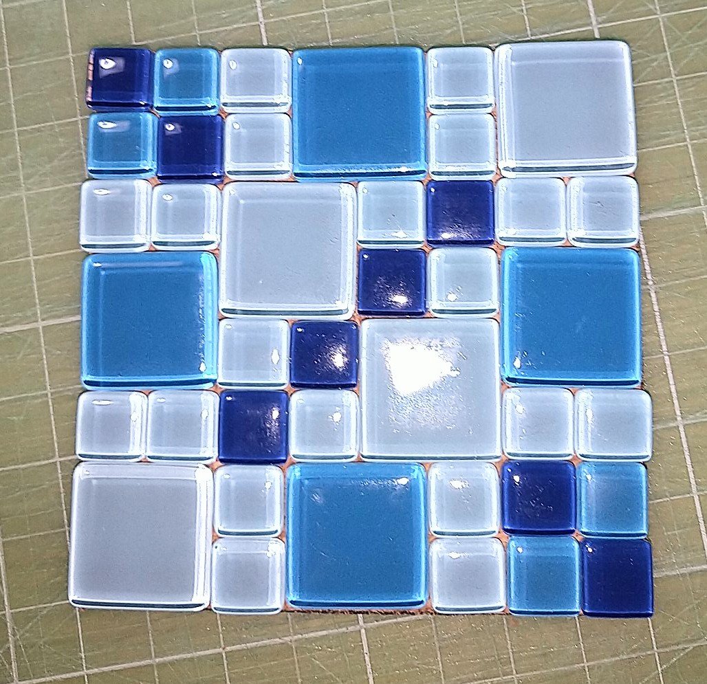 氷晶 小太 新たなる挑戦 大袈裟 ダイソーのガラスタイルを使ったコースターと セリアの織り機を使ったビーズ織り コースターの接着待ち中にビーズ織りをしています ビーズ織りはどこを完成にしようかしら 長さも織った後も ダイソー セリア