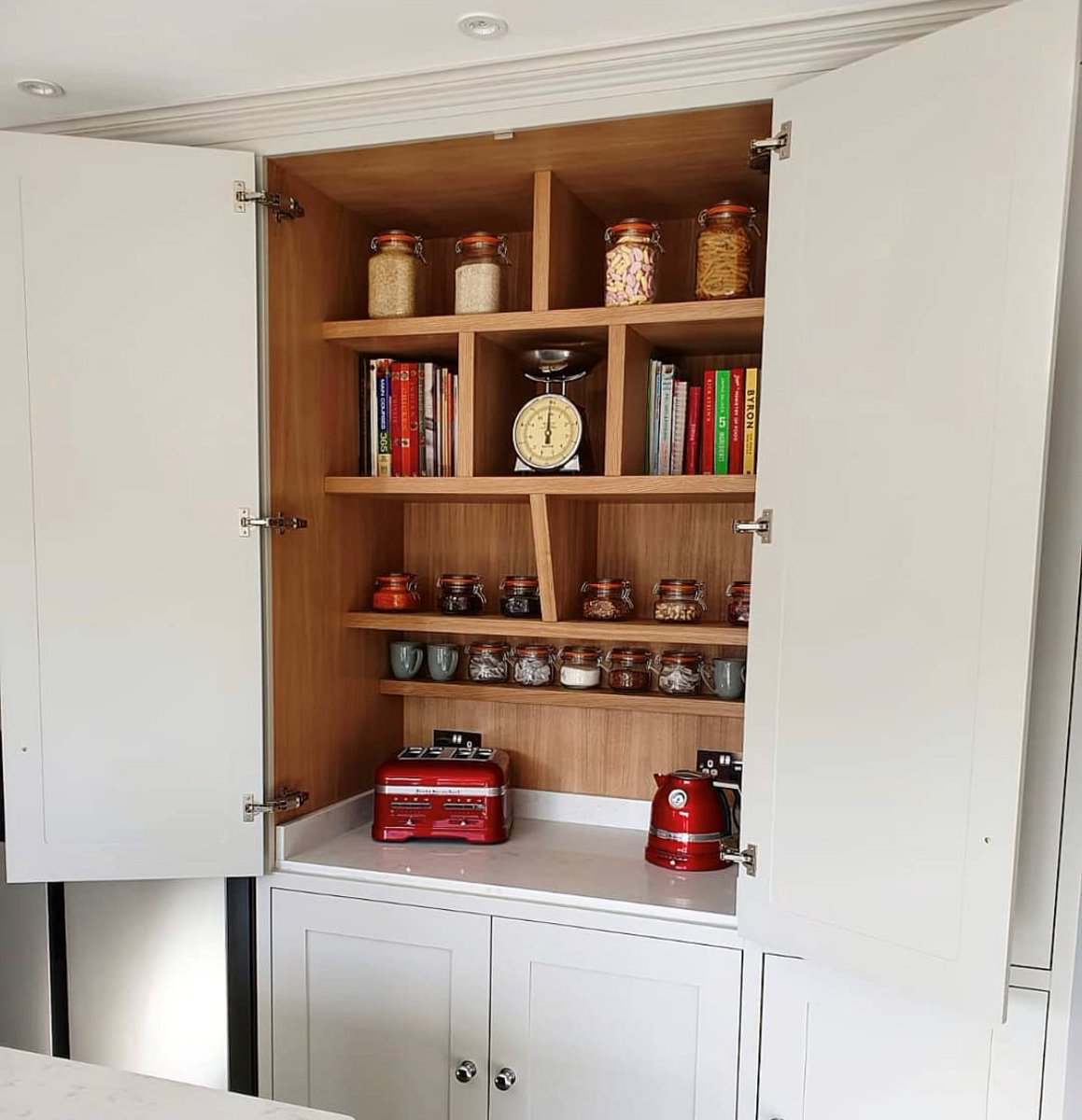 SDSLondon's tweet image. Our simple and sophisticated cupboard knobs used on this beautiful pantry, designed and built by @johnjamesbespoke 
.
.
#cupboardknobs #cabinet #hardware #knobs #polishedchrome #designed #pantry