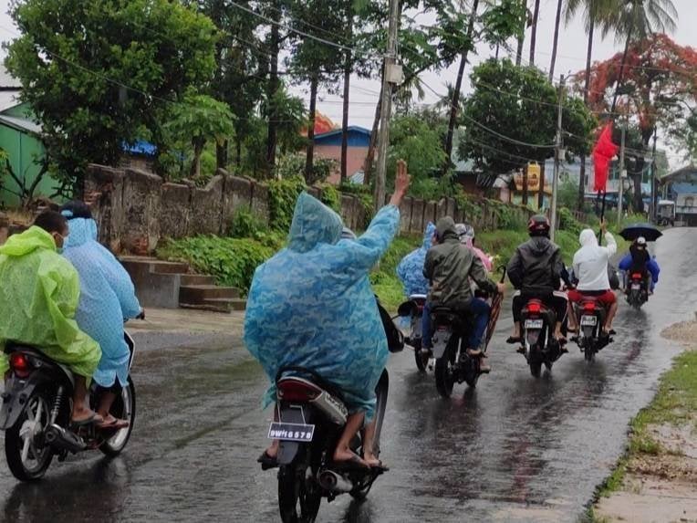 Myanmar_Now_Eng's tweet photo. Instead of letting rain deter them, youths in Dawei, Tanintharyi, donned rain coats and carried umbrellas to stage a motorcycle rally today (May 22) against Myanmar’s junta which has killed some 800 people since seizing power in a Feb 1 coup. 

Photo: CJ

#WhatsHappeningInMyanmar https://t.co/Re7APF5A0j