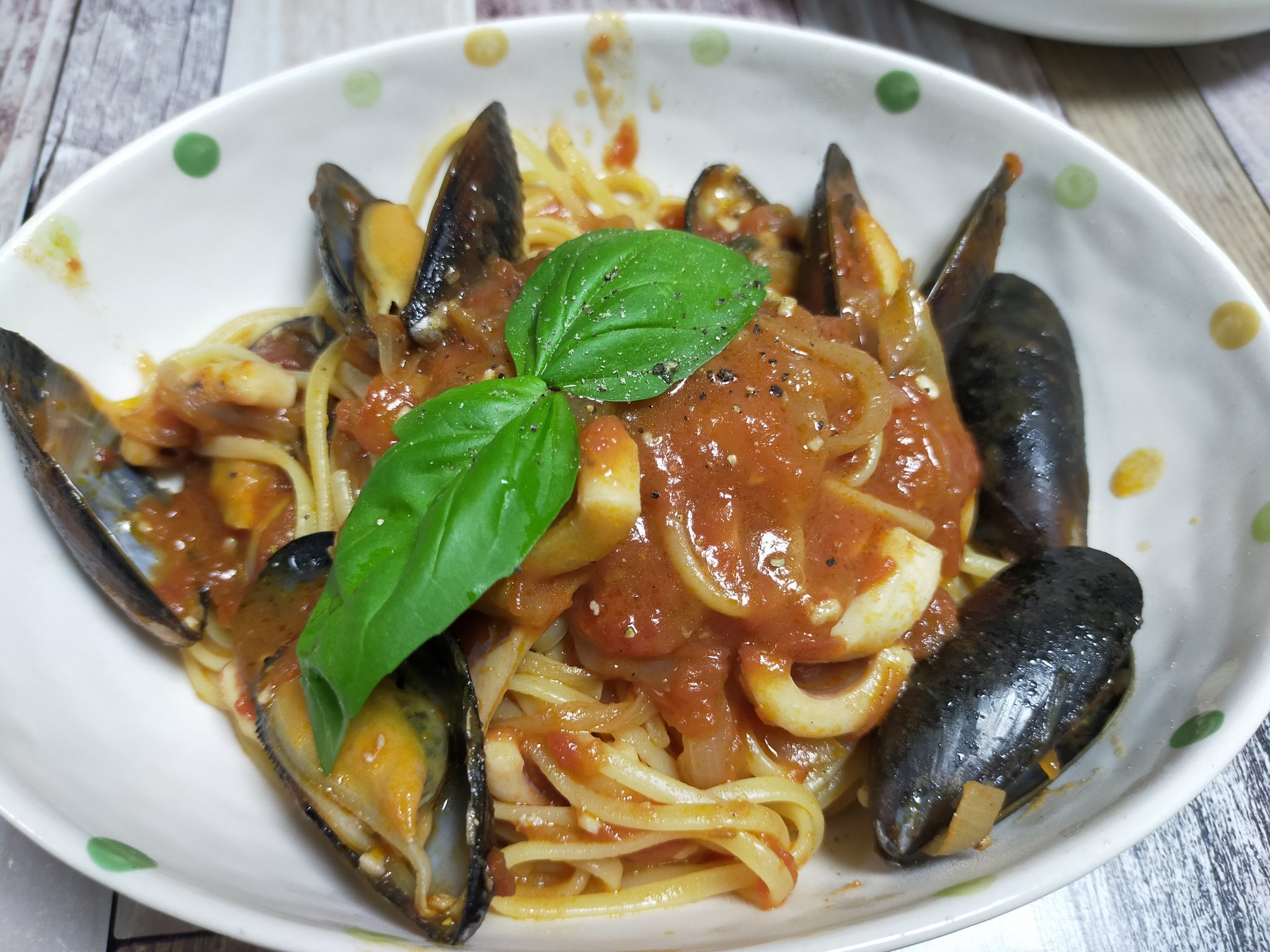 Nabu Ffrk アナデン 今日の夕飯 業務スーパーで調達した冷凍ムール貝でトマトパスタ イカも入ってるからこれ実質ペスカトーレだよね ちなみにバジルはうちのベランダ産です T Co Fzpbkwavf4 Twitter