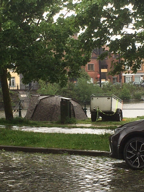 adsomnia's tweet photo. JC gespot op de Muide? #Muide #Gent #regen #fanatiekevisser https://t.co/exilXdX3iU