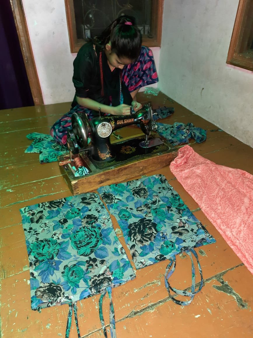 महज़ 13 साल की शैरीन <a href="/SEWA_India/">SEWA India 🇮🇳</a> और <a href="/psfindia/">PSF India ☮️</a> की सबसे छोटी स्वंयसेवी है. इस लॉक डाउन में वह राशन वितरण #अभियान के लिए कपड़े के थैले खुद सिल रही है. उसने ये कला अपनी मां और सेवा के निशुल्क सिलाई कढ़ाई प्रशिक्षण केंद्र में सीखी है. ये छोटी बच्ची महिलाओं के लिए सूट भी सिलने लगी है.