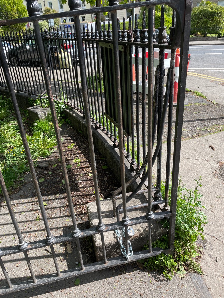 Hey @GeogheganCllr <a href="/LaceyDermot/">Cllr Dermot Lacey</a> <a href="/ffclaireoconnor/">Claire O'Connor</a>  <a href="/CByrneGreen/">Cllr Claire Byrne</a> do you know why mount pleasant park gate is bolted open for the last few days? <a href="/RanelaghLife/">Ranelagh</a>