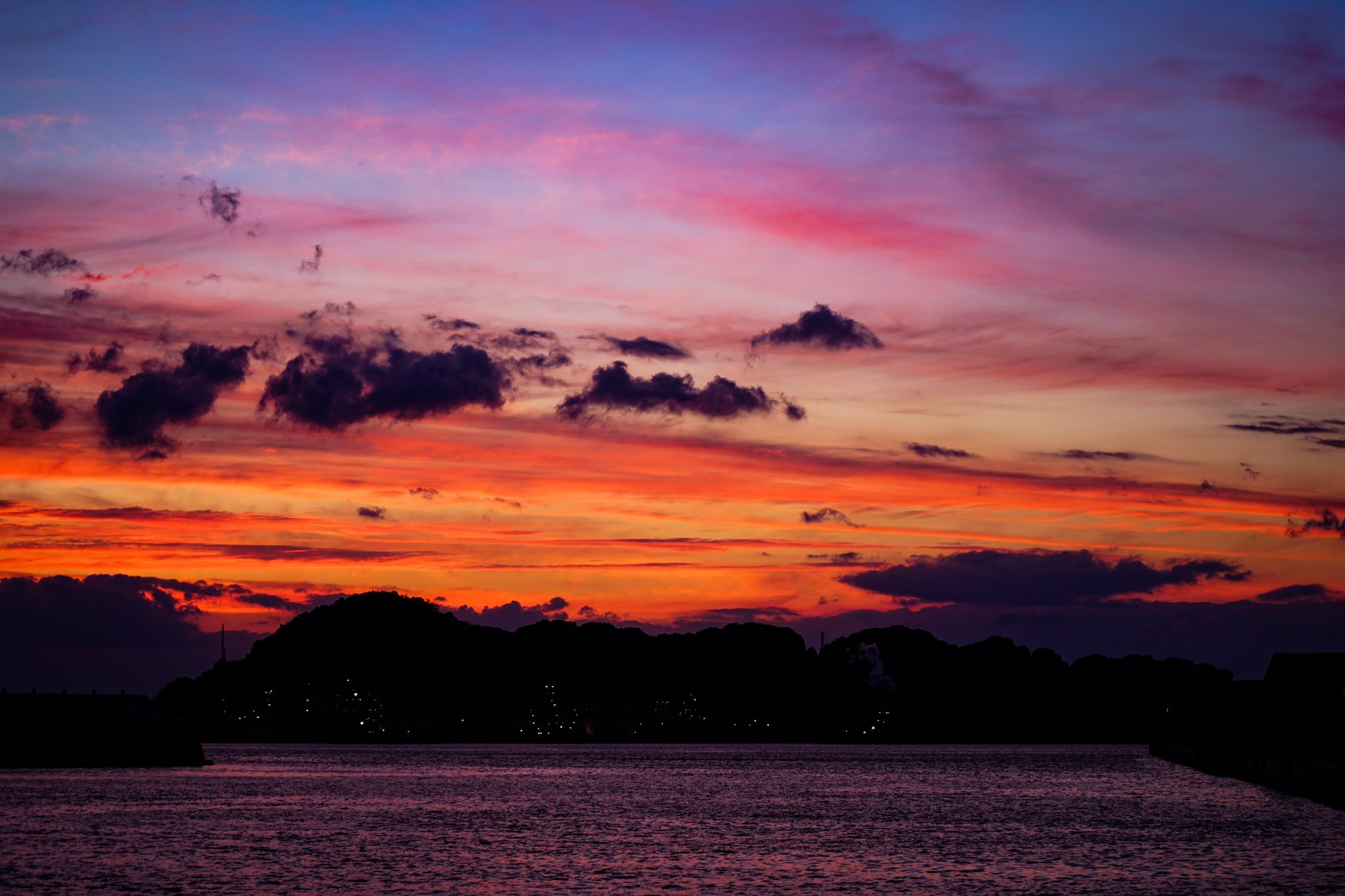 𝐓𝐎𝐌𝐎𝐙𝐎 𝐏𝐡𝐨𝐭𝐨𝐚𝐥𝐛𝐮𝐦 梅雨の合間の夕焼け空 撮影日 21 05 21 撮影地 新居浜港 愛媛県新居浜市 久しぶりの夕焼け空 空には綺麗な夕焼け空が広がってました 四国カメラ部 ニイハマ写真部 夕暮れ 夕焼け空 マジックアワー